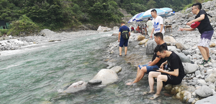 成都信星产业园员工虹口漂流下河洗脚