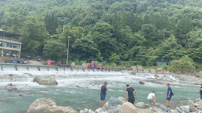 成都信星产业园员工虹口漂流下河