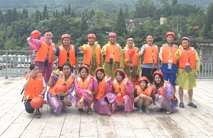 成都信星产业园虹口漂流合照